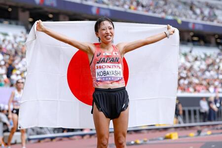 　７位入賞を果たし、日の丸を掲げる小林香菜