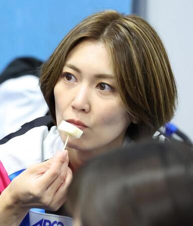 もぐもぐタイムで、フルーツを食べるフォルティウス・吉村紗也香＝稚内市みどりスポーツパーク（撮影・吉澤敬太）