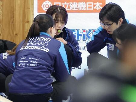 休憩時、ブドウを食べ栄養補給する上野結生（中央）らＳＣ軽井沢クラブ＝稚内市みどりスポーツパーク（撮影・吉澤敬太）