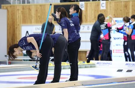 　第２戦目、フォルティウス（右奥）に敗れ、観客に頭を下げる上野結生（手前）らＳＣ軽井沢クラブ（撮影・吉澤敬太）