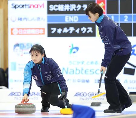 　フォルティウス戦第２戦目、ストーンを投じるＳＣ軽井沢クラブ・上野美優（左）と上野結生（撮影・吉澤敬太）