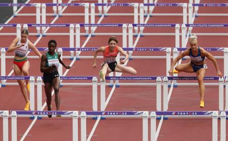 　女子１００メートル障害予選に臨む中島ひとみ（右から２人目）＝撮影・石井剣太郎