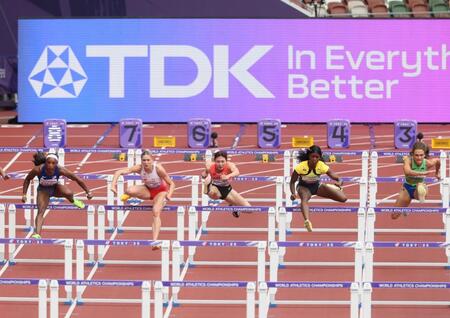 　女子１００メートル障害予選に臨む福部真子（中央）＝撮影・石井剣太郎