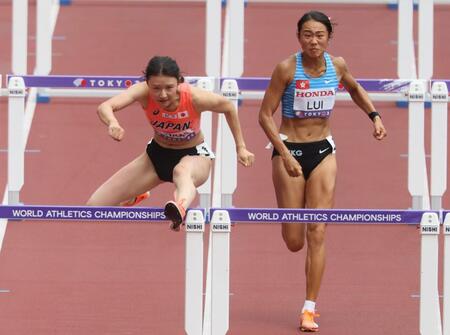 　女子１００メートル障害予選に臨む田中佑美（左）＝撮影・石井剣太郎