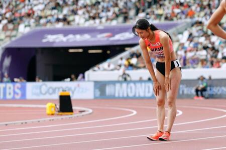 　レースを終え、一礼する田中佑美