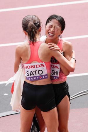 　女子マラソン　レース後、佐藤早也伽（手前）と健闘をたたえ合う小林香菜＝国立競技場