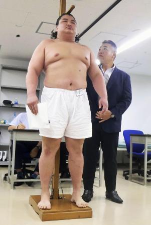 　新弟子検査で身長を測るバトツェツェゲ・オチルサイハン＝５日、東京・両国国技館