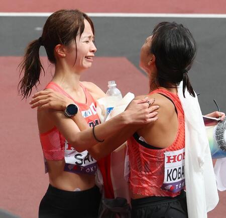 　ゴール後、小林香菜（右）と抱き合う佐藤早也伽