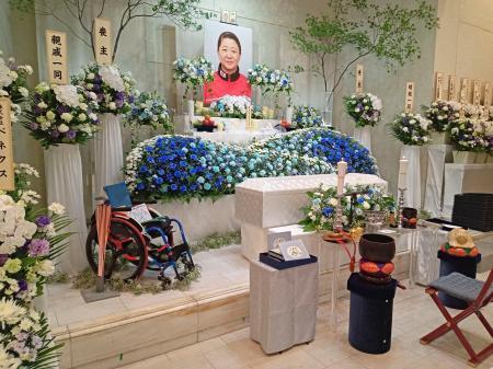 　成田真由美さんの葬儀・告別式の祭壇＝１４日、川崎市