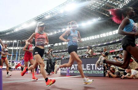 　女子マラソン決勝に臨む佐藤早也伽（中央左）＝撮影・石井剣太郎