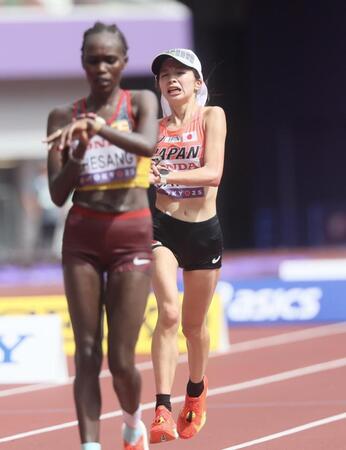女子マラソン決勝でゴールする佐藤早也伽（撮影・石井剣太郎）