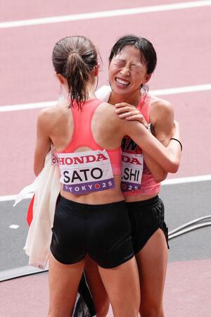 　女子マラソン、レース後、佐藤早也伽（手前）と健闘をたたえ合う小林香菜