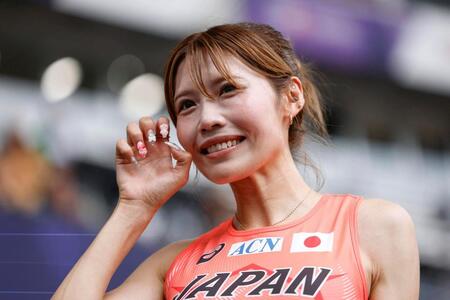 　女子１００メートル障害予選のレース後、笑顔を見せる中島ひとみ