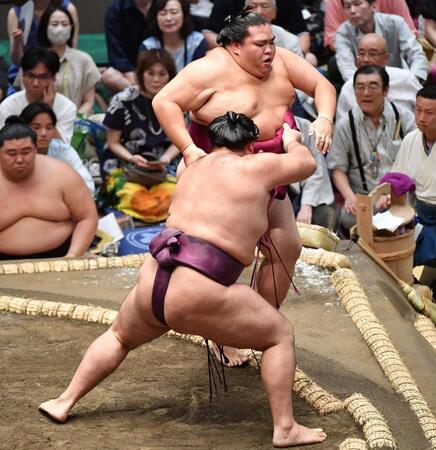 御嶽海は弔い星ならず 悲しみの中で気丈に初日の土俵務める 12日に最愛の母・マルガリータさんが死去