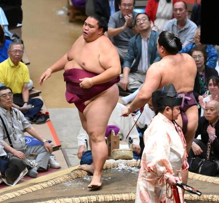 　狼雅（右）に寄り切りで破れた御嶽海