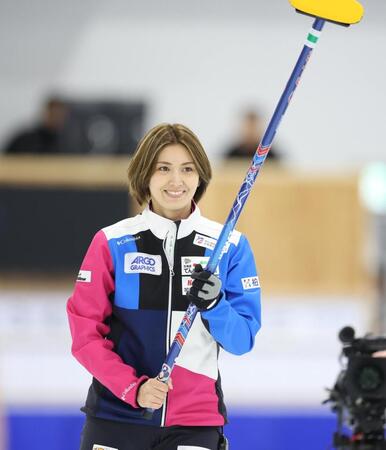 　第３戦の第５エンド、３点を奪取し笑顔を見せるフォルティウス・吉村紗也香（撮影・吉澤敬太）