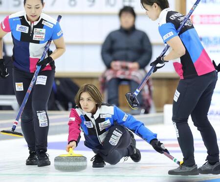 　第３戦、ストーンを投じるフォルティウス・吉村紗也香（中央）＝撮影・吉澤敬太