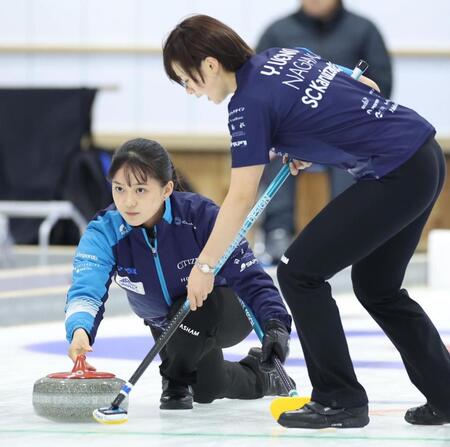 　第３戦第３エンド、２点を奪うショットを決めるＳＣ軽井沢クラブ・上野美優（左）。右は上野結生（撮影・吉澤敬太）