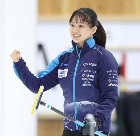 　第３戦の第３エンド、２点を奪いガッツポーズで喜ぶＳＣ軽井沢クラブ・上野美優（撮影・吉澤敬太）