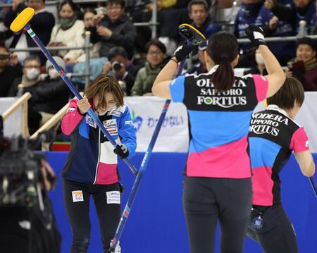 　ＳＣ軽井沢クラブに勝利し喜ぶ吉村紗也香（左）らフォルティウス（撮影・吉澤敬太）