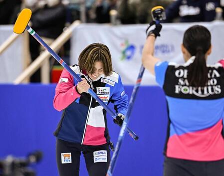 　ＳＣ軽井沢クに勝利し冬季五輪最終予選代表に決まり、喜ぶフォルティウスの吉村