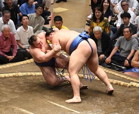 　安青錦を寄り倒しで下した大の里（撮影・持木克友）