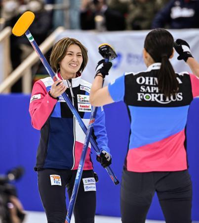 　ＳＣ軽井沢クに勝利し冬季五輪最終予選代表に決まり、喜ぶフォルティウスの吉村（左）＝稚内市みどりスポーツパーク