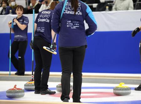 　第３戦の第１０エンド、フォルティウス・吉村紗也香が放った最終投は、ＳＣ軽井沢クラブのストーンよりも僅かに中心を捕らえる（撮影・吉澤敬太）