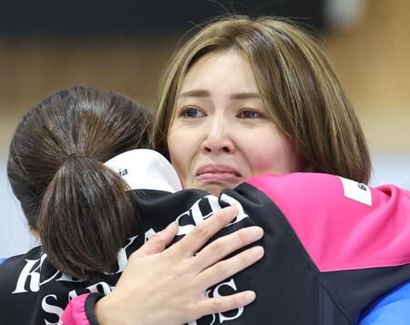 　日本代表の座をつかみ取り、涙を浮かべ小林未奈（手前）と抱き合うフォルティウス・吉村紗也香（撮影・吉澤敬太）