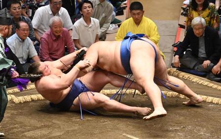 　安青錦を寄り倒しで下した大の里（撮影・持木克友）