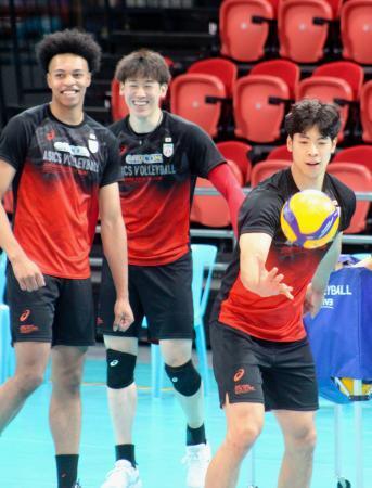 　カナダ戦に向け調整する宮浦（右）、石川（中央）ら＝マニラ（共同）