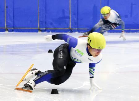 　男子１０００メートル決勝　滑走する宮田将吾＝帝産アイススケートトレーニングセンター