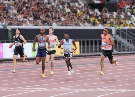 　男子４００メートル予選を突破した中島佑気ジョセフ（右端）＝撮影・石井剣太郎