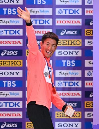 　メダルセレモニーで観客に手を振る勝木隼人