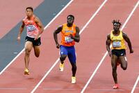 　男子１００メートル予選で力走するサニブラウン・ハキーム（左）