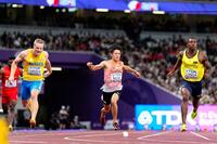 　男子１００メートル予選でゴールする守祐陽（中央）