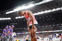 　男子１００メートル予選を終え、一礼するサニブラウン・ハキーム