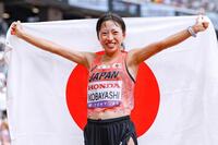 　７位入賞を果たし、日の丸を掲げる小林香菜