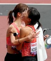 　ゴール後、小林早也伽（左）と抱き合う小林香菜