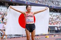 　７位入賞を果たし、日の丸を掲げる小林香菜