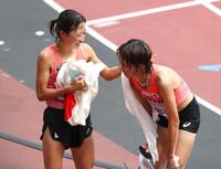 　ゴール後、安藤友香（右）をねぎらう小林香菜