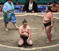 　玄武丸（右）に引き落としで敗れた朝阪神（撮影・開出牧）