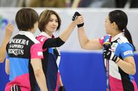 　ＳＣ軽井沢クラブとの２戦目の第６エンド、２点を奪い喜ぶ吉村紗也香（中央）らフォルティウス（撮影・吉澤敬太）