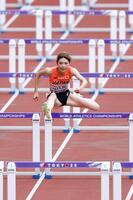 　力走する中島ひとみ