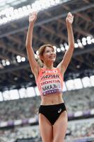 　レース後、声援に応える中島ひとみ