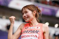 　レース後、ガッツポーズする中島ひとみ