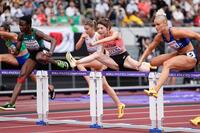 　力走する中島ひとみ（右から２人目）