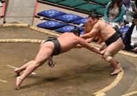 　日向龍（左）を引き落としで破った炎鵬（撮影・持木克友）