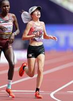　女子マラソン、ゴールした佐藤早也伽