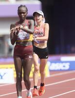 女子マラソン決勝でゴールする佐藤早也伽（撮影・石井剣太郎）